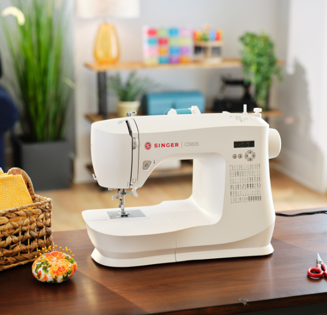  Máquina C5605, em cima de uma mesa, num quarto decorado 